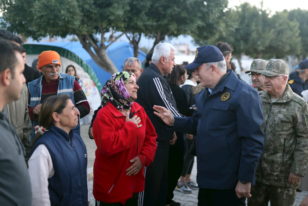 Bakan Akar, Hatay’ın Arsuz ilçesinde devam eden çalışmaları inceledi