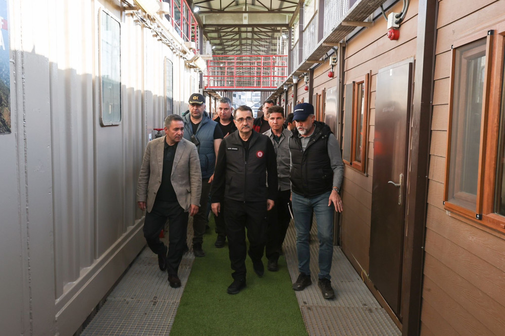 Bakan Dönmez, İskenderun'da depremzedelerin barınacağı gemiyi inceledi