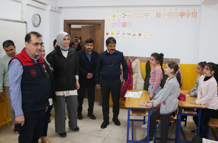 Bakan Dönmez'den okul ziyareti