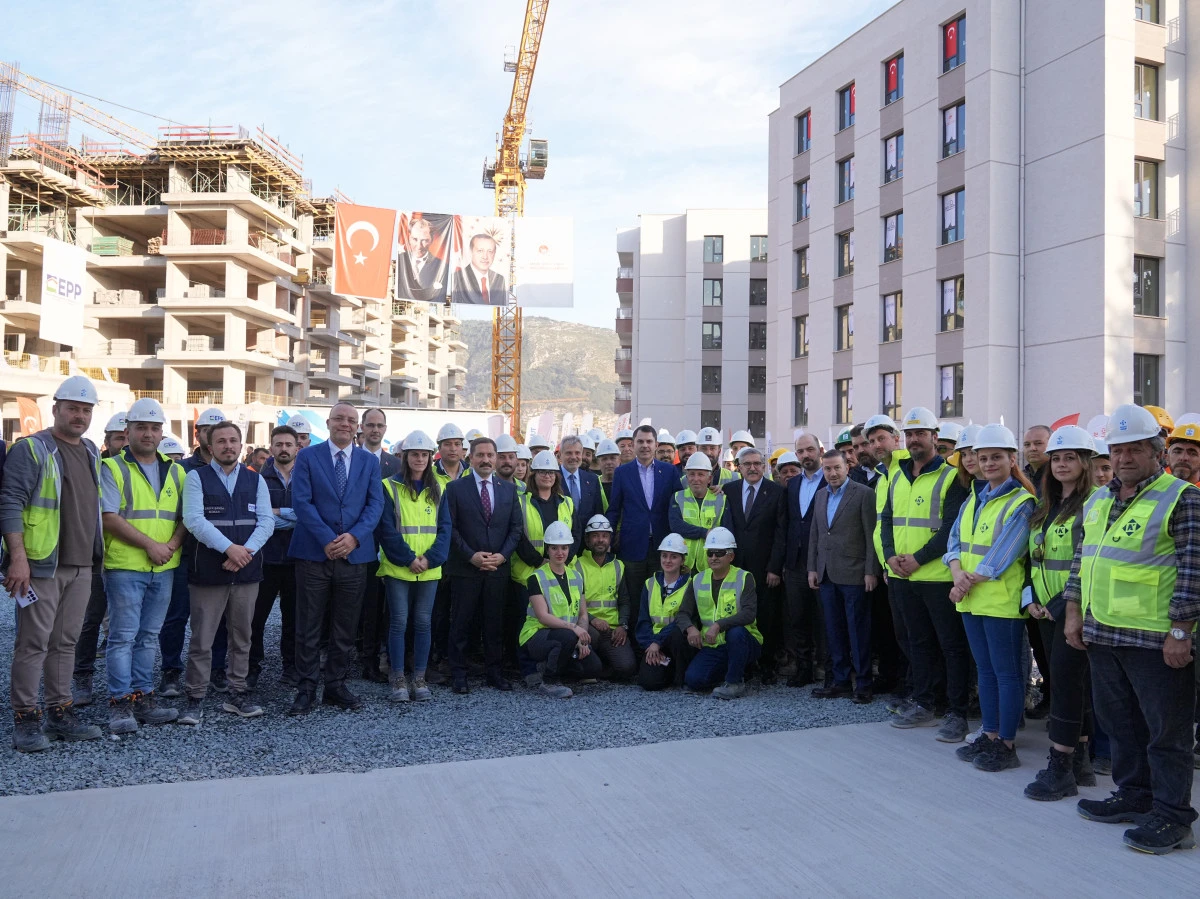 Bakan Kurum: Teslimatta 250 bini geçtik, binlerce konutu daha tamamlama aşamasına getirdik