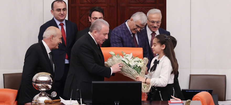 Başkan Şentop koltuğunu Medine Karakışla'ya devretti