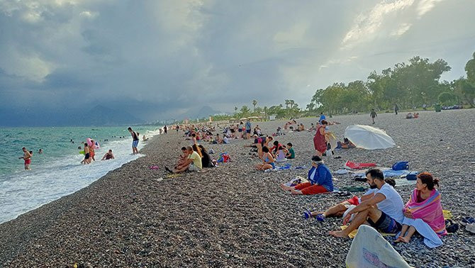 Halk ve turistler Konyaaltı Plajı'nda denize girdi  
