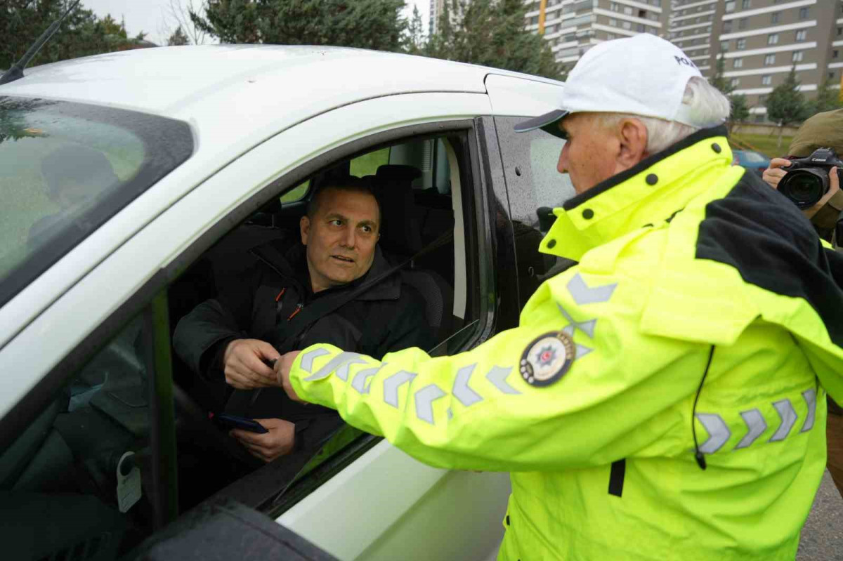 Huzurevi sakini hayaline kavuştu, 68 yaşında trafik polisi oldu