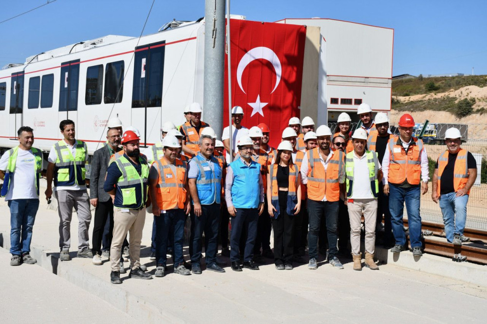 İlk yerli sürücüsüz metro aracı raylara indirildi