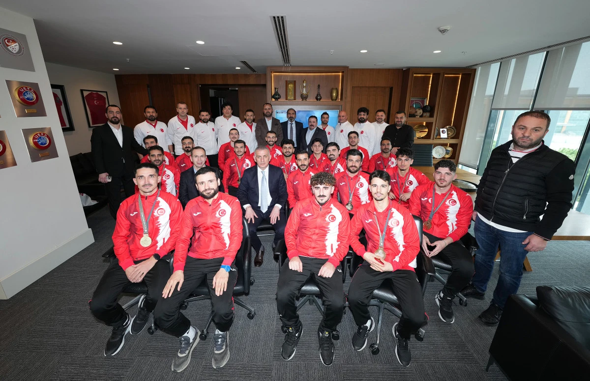 İşitme Engelliler Mill&icirc; Takımı&rsquo;ndan TFF Başkanı Hacıosmanoğlu&rsquo;na Anlamlı Ziyaret