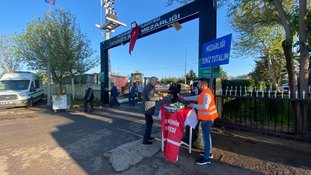 Kabir ziyareti yapan vatandaşlara şeker ve lokum ikramı