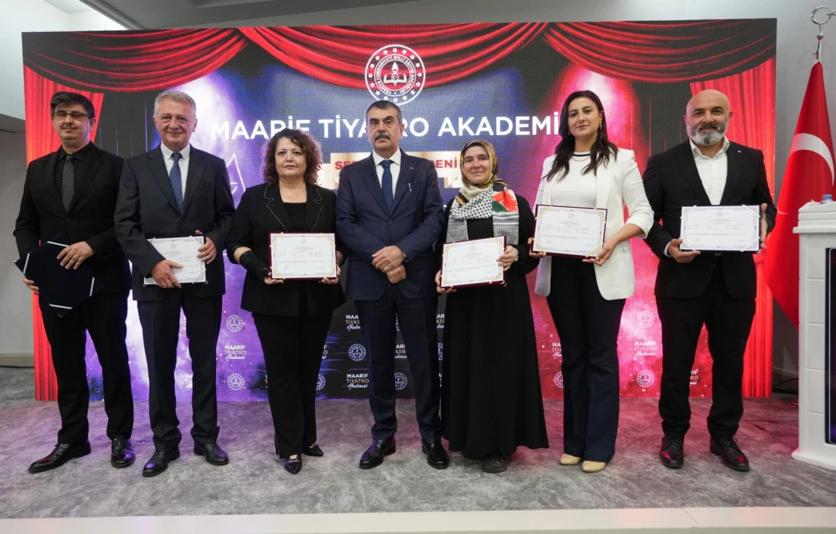 "MAARİF TİYATRO AKADEMİSİ SERTİFİKA T&Ouml;RENİ" GER&Ccedil;EKLEŞTİRİLDİ