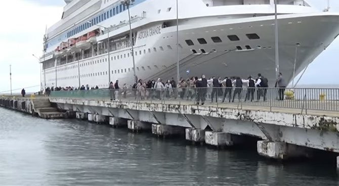 Sezonun ilk gemisi Sinop'ta horonla karşılandı  